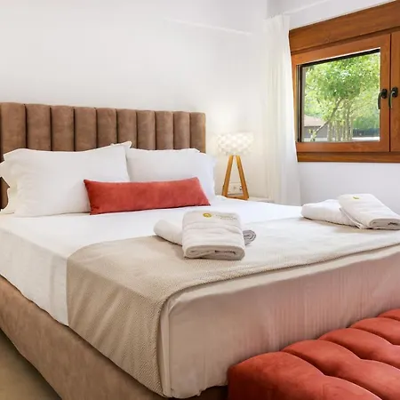 Komitsa Luxury Nea Roda