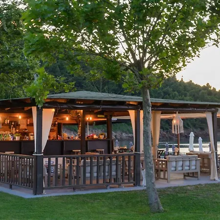 Komitsa Luxury 3* Nea Roda