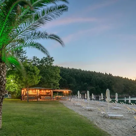 Komitsa Luxury Aparthotel Nea Roda