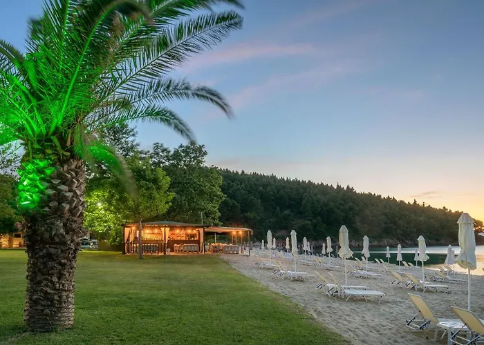 Komitsa Luxury Aparthotel Nea Roda