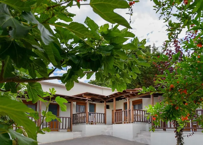 Komitsa Luxury Aparthotel Nea Roda