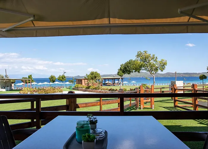 Komitsa Luxury Aparthotel Nea Roda