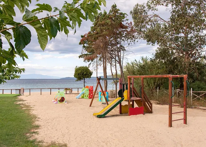 Komitsa Luxury Aparthotel Nea Roda