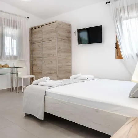 Aparthotel Komitsa Luxury Nea Roda