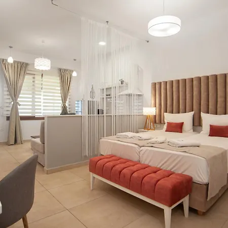 Komitsa Luxury Aparthotel Nea Roda