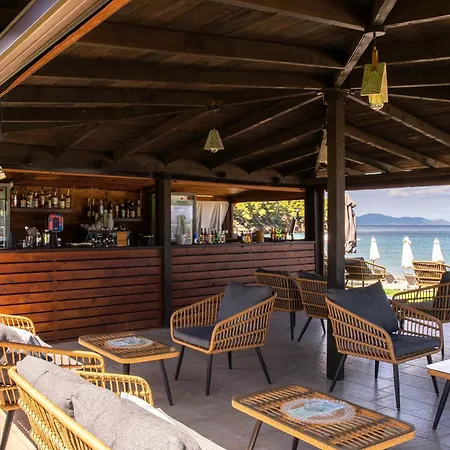 Komitsa Luxury 3* Nea Roda