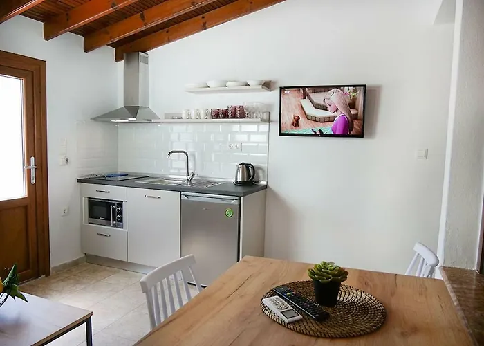 Komitsa Luxury 3* Nea Roda