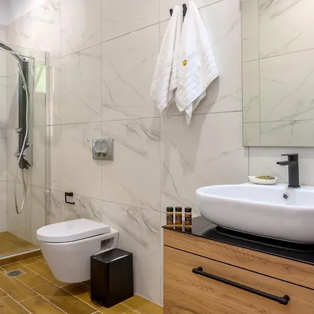 Komitsa Luxury Nea Roda