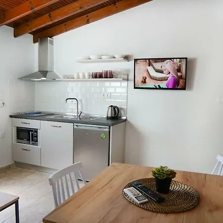 Komitsa Luxury 3* Nea Roda