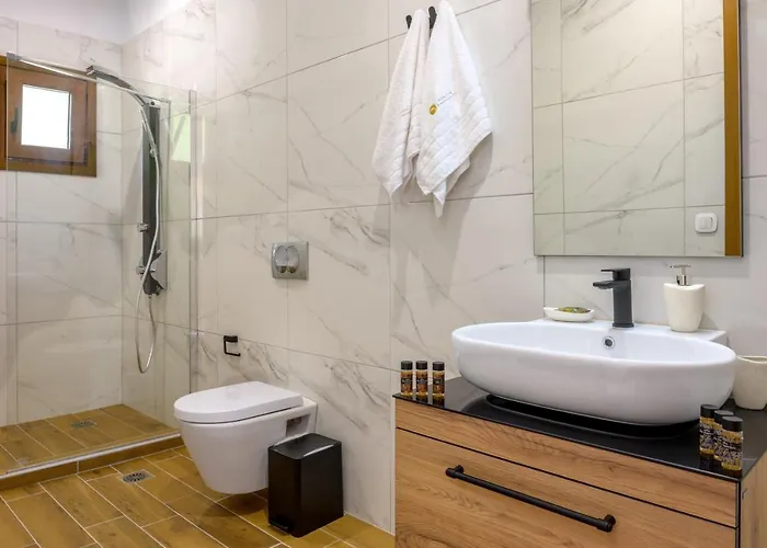 Komitsa Luxury Nea Roda